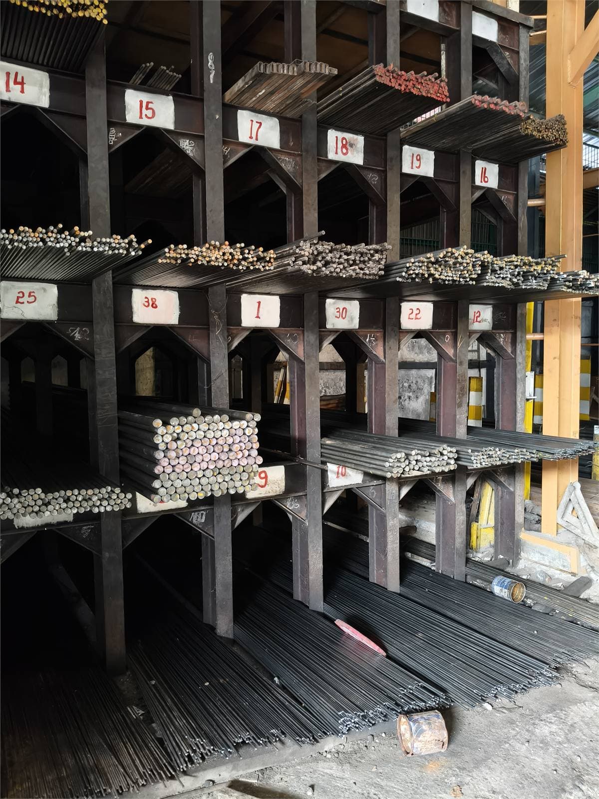 Rak gudang CV Tanamas — variasi round bar per diameter