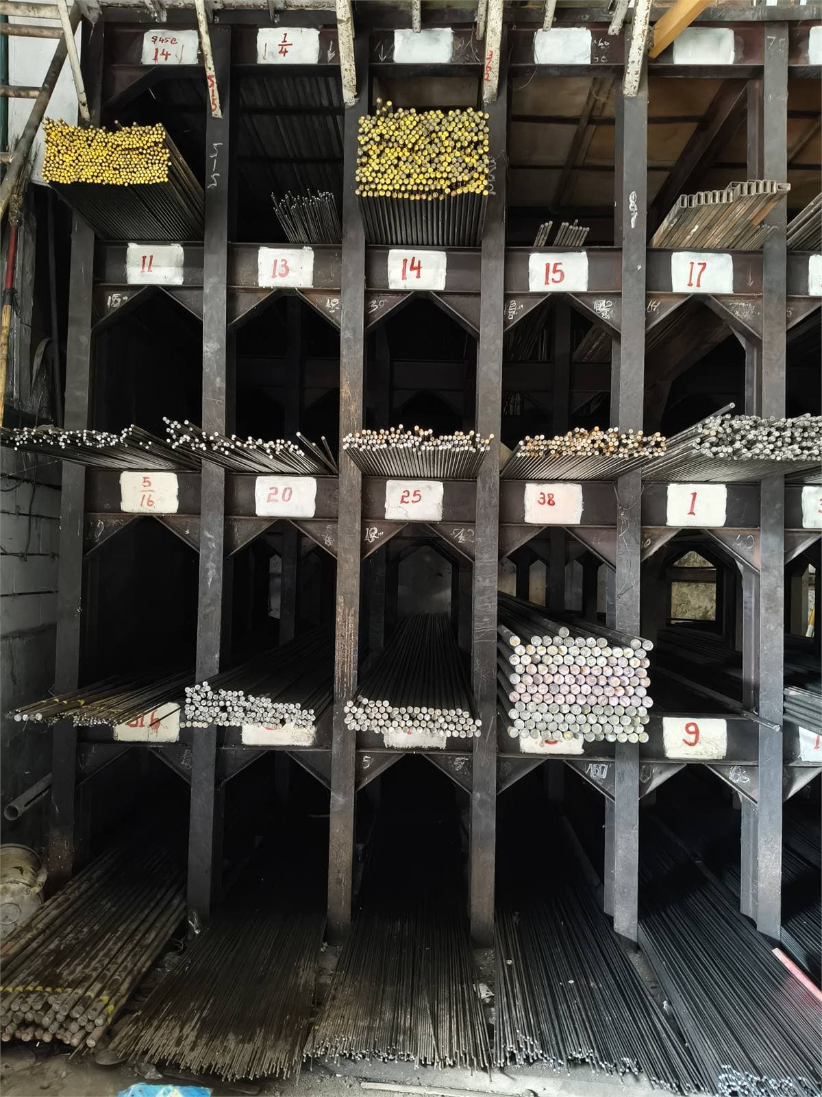 Rak gudang CV Tanamas — round bar dikelompokkan per diameter
